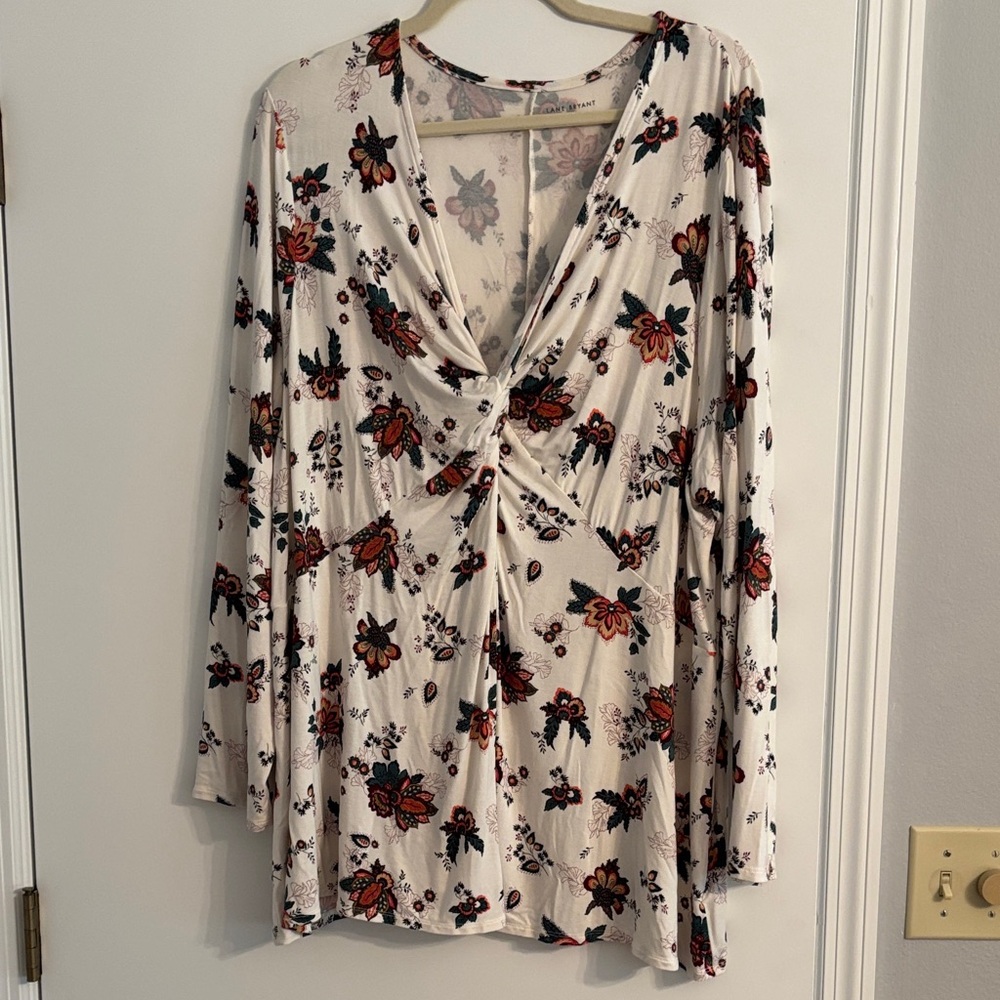 Lane Bryant Cream Floral, soft Twist Front Tunic size 26/28